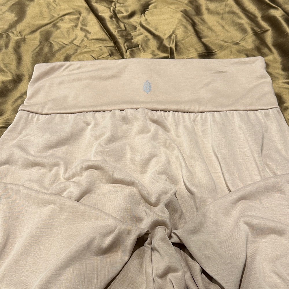 NWOT FREE MOVEMENT YOGA PANT